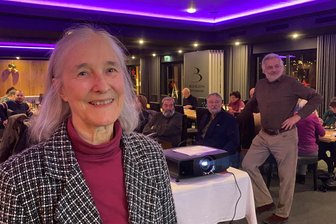 Nabu holt umstrittene Ärztin zu Vortrag nach Westsachsen: Werden Bäume durch Mobilfunk geschädigt? - Cornelia Waldmann-Selsam war in Beierleins Landgasthaus zu Gast. Andreas Winkler (rechts) vom NABU-Regionalverband Erzgebirgsvorland hatte die umstrittene Ärztin eingeladen.
