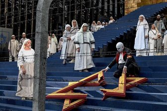 "Nabucco" als Auftakt der Domstufen-Festspiele: Die Analogien-Falle schnappt zu - Bariton Federico Longhi als Titelfigur in Verdis Oper "Nabucco" bei den aktuellen Domstufen-Festspielen in Erfurt.