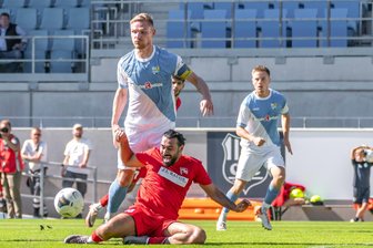 Nach 0:0 gegen Zehlendorf: CFC-Torflaute ist Kopfsache - Mannschaftskapitän Robert Zickert im Zweikampf gegen Abdulkadir Beyazit.
