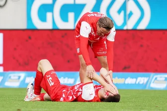 Nach 0:5-Demontage gegen Altglienicke: Kapitän des FSV Zwickau spricht von "Stunde Null" im Abstiegskampf - Enttäuschung nach dem Spiel bei Zwickau: Sonny Ziemer (am Boden) wird von Luis Klein getröstet.