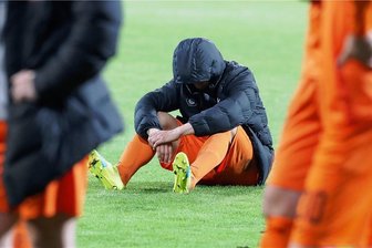 Nach 0:6 in Darmstadt steigt Aue ab - Fans zeigen sich von ihrer schlechten Seite - Einfach nur noch weg: Aues Jan Hochscheidt sitzt nach dem 0:6 in Darmstadt enttäuscht und beschämt auf dem Platz. Der FC Erzgebirge ist nun abgestiegen. 