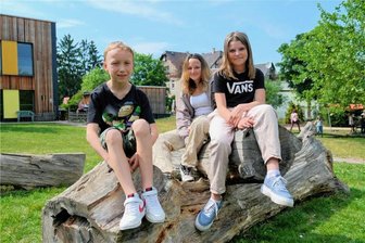 Nach 10 Jahren: Wiedersehen im Bauzimmer einer Crimmitschauer Kita - Mika (10), Amely (14) und Pauline (11, v. l.) haben sich in der „Kinderoase“ in Crimmitschau sehr wohl gefühlt. Zum Sommerfest der Kita am Samstag sind sie mit dabei.