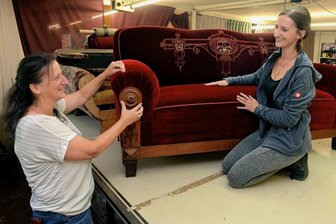 Nach 100 Jahren: Grünbacher Firma verlegt sich aufs Polstern - Das Sofa, das Julia Rammler (rechts) neu polsterte, ist etwa so alt wie die Grünbacher Gardinenkonfektion, gegründet von Ururgroßater Emil Max Jacob. Heike Rammler (links) wird den Betrieb an die Tochter übergeben.