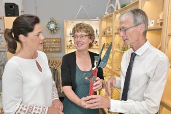 Nach 106 Jahren: Zwickauer Traditionsgeschäft vor großer Veränderung - Anja Kehle (links) wird das Zwickauer Traditionsgeschäft „Kunsthandwerk Liebig“ von Katrin und Arndt Liebig weiterführen.