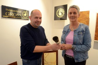 Nach 125 Jahren in Familienbesitz: Wie die Suche nach einem Nachfolger bei einer Malerfirma im Göltzschtal geglückt ist - Pinselübergabe in einem Traditionsbetrieb: Bei der Malerwerkstatt Groß übernimmt ab Januar 2025 René Ebert die Geschäfte der Firma. Bislang führte Carola Weigel das Unternehmen.