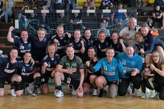 Nach 13 Jahren nimmt der Trainer seinen Hut – und noch gibt es keine offizielle Nachfolge - Zum Abschied noch ein Erinnerungsfoto: Trainer Sascha Thieme (vorn Mitte) und Co-Trainer Sören Stopp (hinten rechts) haben den SV Schneeberg nach vielen gemeinsamen Jahren mit den Sachsenliga-Handballerinnen verlassen.