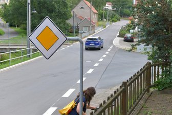 Nach 13 Monaten Straßenbau in Reinsberg: S 195 wieder offen – Sorgen bleiben - Die Staatsstraße 195 ist in Reinsberg auf einer Länge von 2,6 Kilometern hergerichtet worden - der Verkehr rollt wieder.