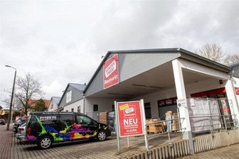 Nach 14 Monaten Schließzeit: Baumarkt in Plauen öffnet wieder - Mehr als ein Jahr war der Sonderpreis-Baumarkt im Westen von Plauen geschlossen, nachdem es in der Neujahrsnacht 2023 dort gebrannt hatte. Nun steht der Termin für die Neueröffnung fest.