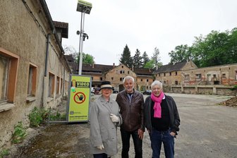Nach 15 Jahren: Im Waldenburger Marstall beginnen die Bauarbeiten - Sabine Tauscher, Ex-Bürgermeister Bernd Pohlers und Töpfermeister Peter Tauscher im Innenhof des Waldenburger Marstalls.