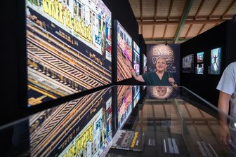 Nach 15 Jahren zurück in der Kulturhauptstadt: „Hallenkunst“ öffnet und zeigt mehr als Graffiti - Künstlerin und Co-Kuratorin Aileen Middel erläutert die Entwicklung von Graffiti an Zügen in der neuen „Hallenkunst“-Ausstellung in Chemnitz.