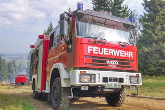 Nach 150 Jahren: Zwei Feuerwehren im Erzgebirge rücken enger zusammen - Das Löschfahrzeug der Oberwiesenthaler Feuerwehr im Einsatz. Zum Jubiläum werden es die Besucher zu sehen bekommen.