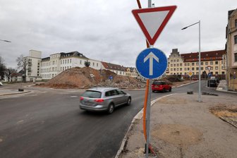 Nach 16 Monaten Vollsperrung: Verkehr zwischen Meerane und Glauchau rollt wieder über kurze Verbindung - Die Autos rollen seit Montagvormittag wieder über die Chemnitzer Straße in Meerane.