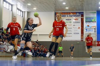 Nach 20:40-Klatsche: Warum Zwickau zuversichtlich bleibt - Rebeka Ertl (am Ball) ist auf der Rechtsaußenposition in die Lücke zwischen Antje Lauenroth (links) und Kelly Dulfer (rechts) gestoßen und auf dem Weg zu einem ihrer fünf Tore gegen Bietigheim.
