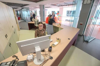 Nach 20 Jahren ein neuer Look: So empfängt die Stadtbibliothek im Tietz jetzt ihre Nutzer -