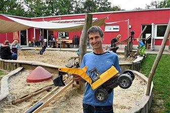 Nach 20 Jahren zurück in der Kita: Jubiläum im Springbrunnen in Hainichen - Simon Maak leitet in Hainichen den christlichen Kindergarten Springbrunnen.