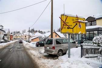 Nach 20 Wochen Vollsperrung: Am Tag nach der Öffnung der B 169 im Erzgebirge herrschte Chaos - Am Tag nach dem Chaos: Kein großer Stau, die Parkplätze vor der Arztpraxis sind wieder nutzbar. Bloß das Verkehrsschild irritiert.