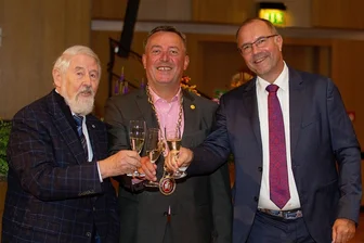 Nach 21 Jahren im Amt: So wurde Ralf Oberdorfer verabschiedet - Alt-OB, Noch-OB, Neu-OB: Rolf Magerkord, Ralf Oberdorfer und Steffen Zenner (von links). 