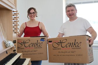 Nach 24 Jahren Dienst im Erzgebirge: Warum ein Ehrenfriedersdorfer jetzt in Leipzig die Register zieht - Die Heimorgel hat erst einmal Pause: Kantor und Kirchenmusikdirektor Enrico Langer und seine Frau Dorothea haben in dieser Woche ihre Wohnung in Ehrenfriedersdorf ausgeräumt.