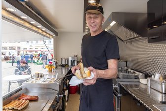 „Nach 25 Jahren war einfach mal was Neues fällig“ – Imbissbetreiber im Erzgebirge investiert in die Zukunft - Frank Wagner in seiner neuen Küche. Natürlich gibt es an seinem Imbiss auch weiterhin Bratwurst.