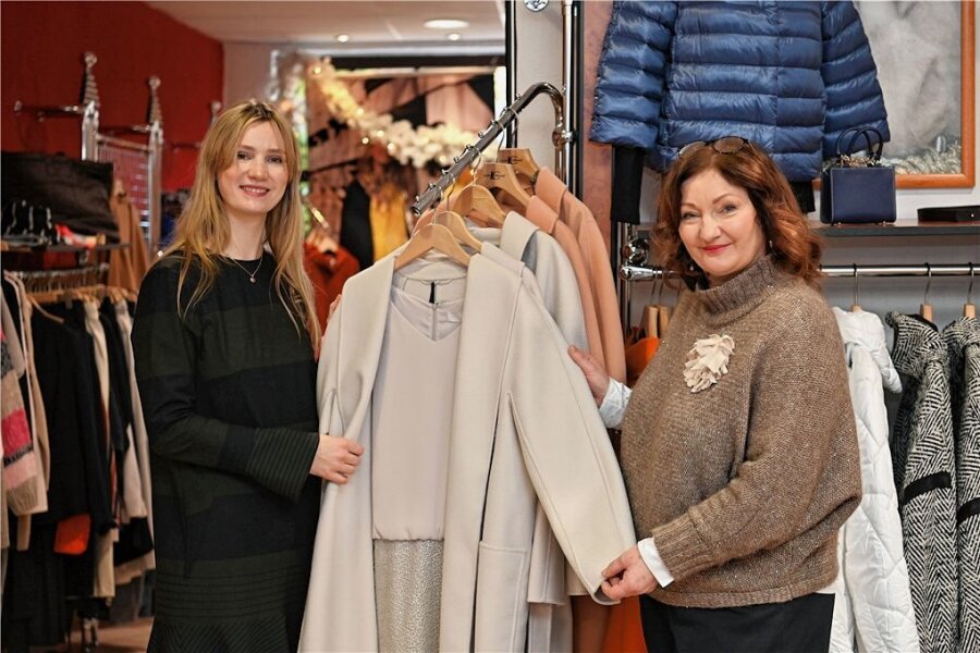 Nach 27 Jahren in Penig: Modeboutique schließt - Geschäftsinhaberin Constanze Petzold (r.) und ihre Tochter Henriette Petzold in der Boutique Constanze Life-Style in Penig. Nach 27 Jahren schließt das Geschäft. 
