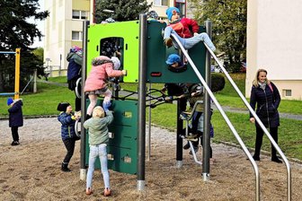 Nach 28 Jahren: Großvermieter bringt Crimmitschauer Spielplätze auf Vordermann - Die Kinder der Kita „Kindernest“ haben den Spielplatz an der Westbergstraße in Beschlag genommen.