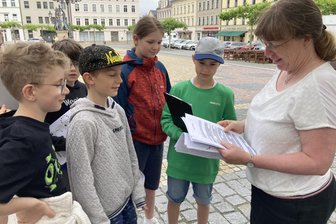 Nach 29 Jahren endlich am Ziel: Der lange Weg einer Lehrerin im Vogtland - Gymnasiallehrerin Constanze Ratzka mit Schülern ihrer Klasse 5a während des Projekttages auf dem Oelsnitzer Markt.