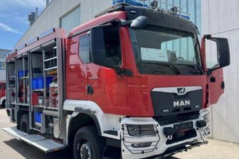 Nach 29 Monaten Warterei: Dorf im Erzgebirge bekommt endlich sein bestelltes Feuerwehrauto - Das neue Tanklöschfahrzeug für Burkhardtsdorf wird nun geliefert.
