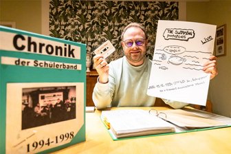 Nach 30 Jahren: Burgstädter Schülerband erobert mit den Hits von damals die Bühne zurück - Andreas Hartenstein hat die Chronik der Band aufbewahrt. Darin gibt es auch ein Veranstaltungsplakat für den Burgstädter „Schuppen".