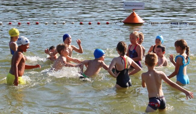 Nach 30 Jahren erstmals wieder Schwimmkurse in der Kober - Beim Schwimmunterricht im Strandbad der Koberbachtalsperre stand für die Mädchen und Jungen der Umweltschule Werdau auch Spiel und Spaß auf dem Programm.