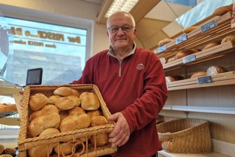 „Nach 30 Jahren ist leider Schluss“: Wie ein Discounter im Vogtland auf Bäcker-Suche geht - Bäckermeister Hermann Frisch hat zu Ende Februar die letzten Semmeln gebacken. Seit März ist er in Rente.