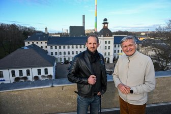 Nach 30 Jahren kein Geld herausgezogen: Warum die Schönherrfabrik dem Wiener Investor dennoch viel bringt - 1994 kam der Österreicher Hannes Winkler (rechts) nach Chemnitz, um die Schönherrfabrik von der Treuhand abzukaufen. Die Geschäfte vor Ort führt Steve Tietze (links).