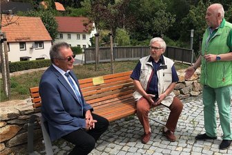 Nach 32 Jahren hört er auf: Auf Abschiedstour mit dem Reinsberger Bürgermeister Bernd Hubricht - Zu den jüngsten Errungenschaften der Amtszeit von Bernd Hubricht (von links) gehört der neu gestaltete Dorfplatz von Bieberstein. Die Bank hat Klaus Matthies gestiftet. Der 84-Jährige lebt seit 1956 in Köln und besucht in seiner alten Heimat Verwandte wie Lothar Drossel. 