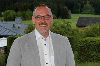 Nach 32 Jahren neuer Mann auf dem Chefsessel: Lars Dsaak leitet erstmals Ratssitzung in Breitenbrunn - Lars Dsaak, neuer Bürgermeister der Gemeinde Breitenbrunn.