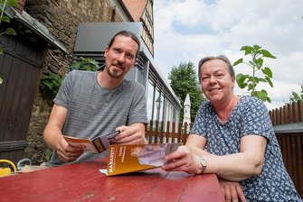 Nach 32 Jahren: Plauener Malzhaus-Chefin übergibt jetzt ihr Lebenswerk - Ute Gotter und Christian Dressel im Malzhaus-Biergarten. Der Plauener tritt in ihre Fußstapfen.
