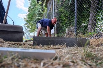 Nach 33 Jahren Fußball-Dornröschenschlaf – Verein aus dem Erzgebirge nimmt wieder am Spielbetrieb teil - Nach vielen Jahren gab es diesen Sommer viel zu tun für die Fußballer der SG Hohndorf. In Eigenleistung brachten sie – so wie hier Thomas Köhler – den Sportplatz wieder auf Vordermann.