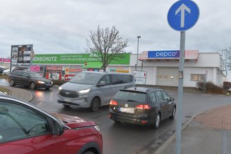 Nach 34 Jahren: Ab jetzt gilt die neue Verkehrsführung am Freiberger Häuersteig - Am Gewerbegebiet Häuersteig in Freiberg wurde die Verkehrsführung geändert. Nun gilt das Einbahnstraßenprinzip.