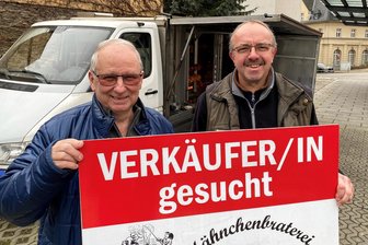 Nach 34 Jahren: Reichenbacher Hähnchen-Wagen droht das Aus - Alle bisherigen Versuche schlugen fehl. Jetzt drängt die Zeit, sagt Hähnchenbraterei-Inhaber Lothar Pöhlmann (links). Mitte März hört Verkäufer Tibor Baumgärtner auf - seit Jahr und Tag gehört der Lengenfelder zu den vertrauten Gesichtern am Reichenbacher Postplatz. Dort steht der Broiler-Grill immer Montag, Mittwoch und Freitag.