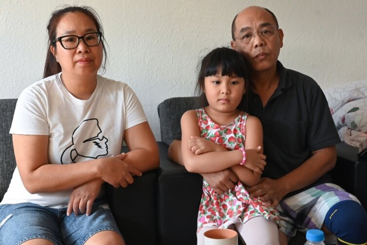 Nach 35 Jahren: Chemnitzer Vietnamesen droht die Abschiebung - Ngyuen Thi Quynh Hoa, Tochter Emilia und Pham Phi Son (von links) in ihrer Wohnung. Die Familie könnte jederzeit abgeschoben werden. 