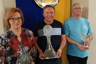 Nach 36 Jahren Pause: Schachspieler krönt Comeback in Seiffen mit Turniersieg - Katrin Dämmering aus Markkleeberg, Ralf Schöne aus Babelsberg und Konrad Zimmer (von links) aus Bad Gassen im Saarland bei der Siegerehrung.