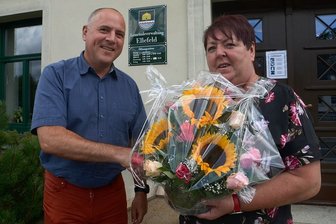 Nach 40 Jahren: Abschied aus dem Ellefelder Gemeindeamt - Bürgermeister Jörg Kerber (parteilos) verabschiedete am Mittwoch Monika Fabian an ihrem letzten regulären Arbeitstag. Zumindest während der achtjährigen Amtszeit von Jörg Kerber hat es noch niemand auf 40 Dienstjahre in der Ellefelder Verwaltung gebracht. 