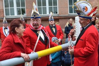 Nach 40 Jahren als Ortschefin in Wechselburg: Renate Naumann sagt Adieu - Faschingsauftakt im November 2016: Die Rathauschefin übergibt den symbolischen Rathausschlüssel ohne Murren an die Narren. 