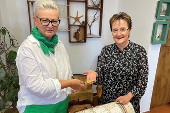 Nach 40 Jahren: Chefin der Volkskunstschule des Erzgebirgskreises übergibt gleich zwei Jobs - Simone Georgi (l.) übergibt die Klöppel und somit symbolträchtig die Leitung der Volkskunstschule des Erzgebirgskreises an Klöppellehrerin Steffi Schneider (r.).