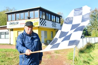 Nach 40 Jahren: Motorsport-Urgestein gibt die Zielflagge ab - Die letzte Zielflagge musste Christoph Kunze für sich selbst schwenken.