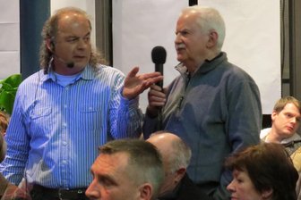 Nach 44 Jahren für die „Freie Presse“ im Oberen Vogtland: Thorald Meisel geht in den Ruhestand - Moderationen aller Art gehörten auch zum Berufsalltag von Thorald Meisel (links). Das Foto entstand vor zehn Jahren zu einem Windforum in der Musikhalle Markneukirchen mit Günter Keßler.