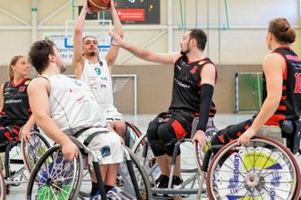 Nach 45:40-Führung: RB Zwickau verspielt bessere Ausgangsposition - Maximilian Chagger lässt sich auch von Sebastian Gillsch nicht am Wurf hindern und war mit 21 Punkten bester Zwickauer Werfer. Neben ihm punkteten nur zwei weitere RB-Spieler zweistellig.