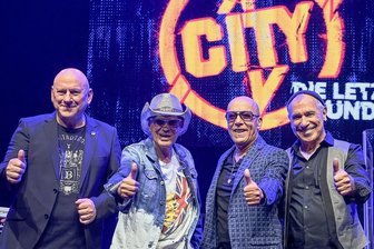 Nach 50 Jahren: City macht sich startklar für die letzte Runde - 2023 ist Ende Gelände: Keyboarder Manfred Hennig (69), Gitarrist Fritz Puppel (76), Sänger Toni Krahl (71) und Geiger Georgi Gogow (73) von City bei der Verkündung ihrer Abschiedspläne.