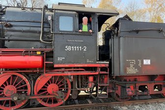 Nach 50 Jahren: Irmfried Andreas begegnet seiner alten Dampflok im Erzgebirge wieder - Am alten Arbeitsplatz: Auf dieser Lok hat Irmfried Andreas aus Aue als Heizer gewirkt.