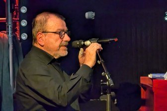 Nach 50 Jahren: Jazzlegenden kehren an ihre Wurzeln in Freiberg zurück - Reinhard Bohse kehrte mit seiner Band SUM II zurück zu ihren Anfängen: auf die Bühne der Alten Mensa in Freiberg.