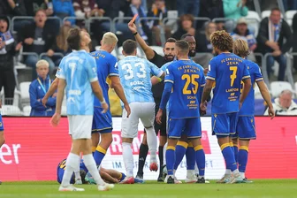 Nach 50 Minuten Unterbrechung und zwei Platzverweisen – Chemnitzer FC verliert Skandalspiel in Jena - Schiedsrichter Christoph Dallmann zeigt CFC-Profi Tom Baumgart in der ersten Halbzeit die Rote Karte.