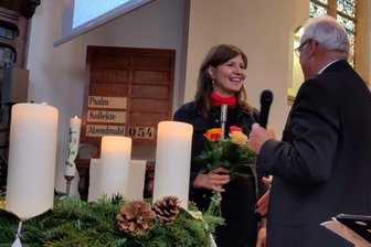 Nach 51 Jahren: Generationswechsel im Posaunenchor in Erdmannsdorf - Klaus Hiller überreichte den Taktstock, in drei Rosen eingebettet, an Theres Eckardt.